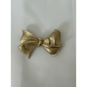 Lovely Vintage Brushed Gold Tone Bow Brooch By Jonette Jones. Measures 2”